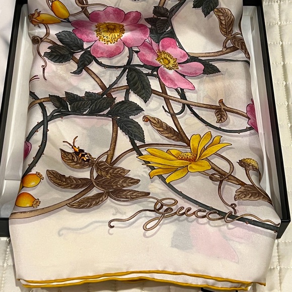 GUCCI Flora Scarf Large Flower Silk White/Berry - Picture 4 of 11